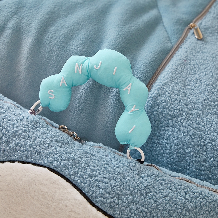 91家纺网 家纺一手货源 找家纺 伊可爱 2025新款秋冬泰迪绒卡通贴布绣提手抱枕被-嘟嘟 嘟嘟-天空蓝