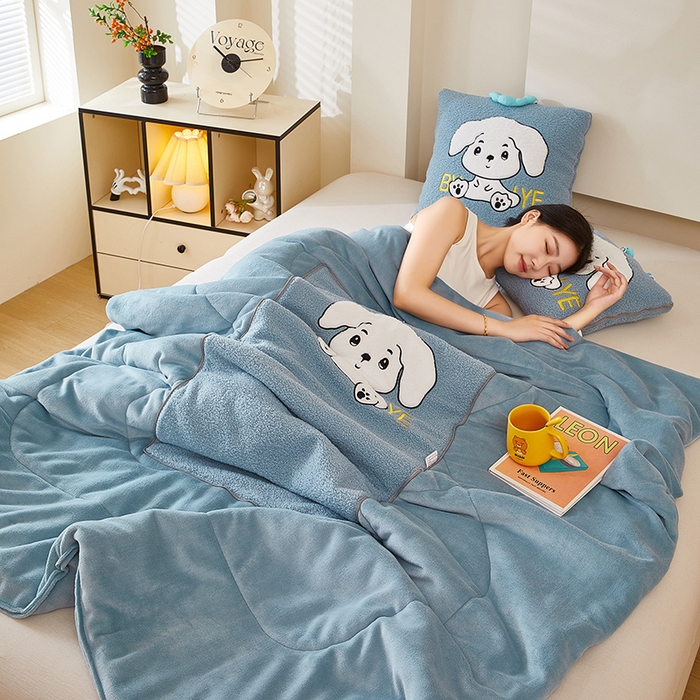 91家纺网 家纺一手货源 找家纺 伊可爱 2025新款秋冬泰迪绒卡通贴布绣提手抱枕被-嘟嘟 嘟嘟-天空蓝