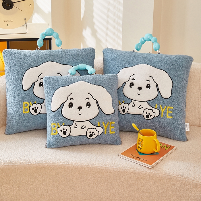 91家纺网 家纺一手货源 找家纺 伊可爱 2025新款秋冬泰迪绒卡通贴布绣提手抱枕被-嘟嘟 嘟嘟-天空蓝