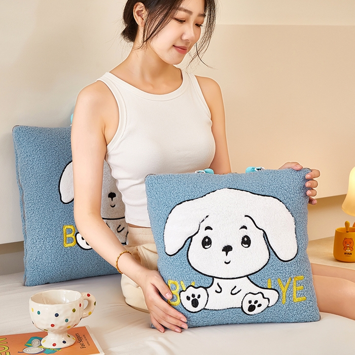 91家纺网 家纺一手货源 找家纺 伊可爱 2025新款秋冬泰迪绒卡通贴布绣提手抱枕被-嘟嘟 嘟嘟-天空蓝