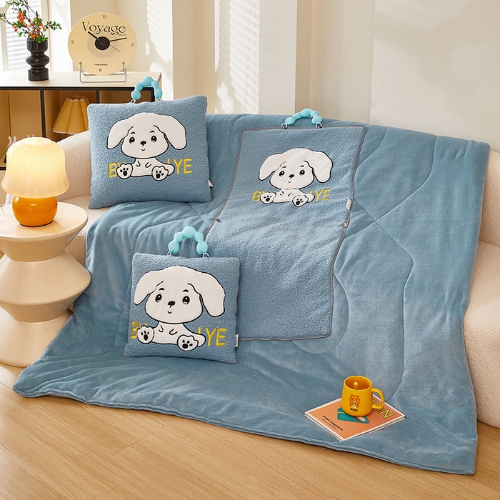 91家纺网 家纺一手货源 找家纺 伊可爱 2025新款秋冬泰迪绒卡通贴布绣提手抱枕被-嘟嘟 嘟嘟-天空蓝