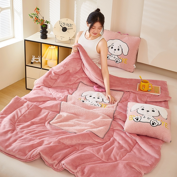 91家纺网 家纺一手货源 找家纺 伊可爱 2025新款秋冬泰迪绒卡通贴布绣提手抱枕被-嘟嘟 嘟嘟-甜蜜粉