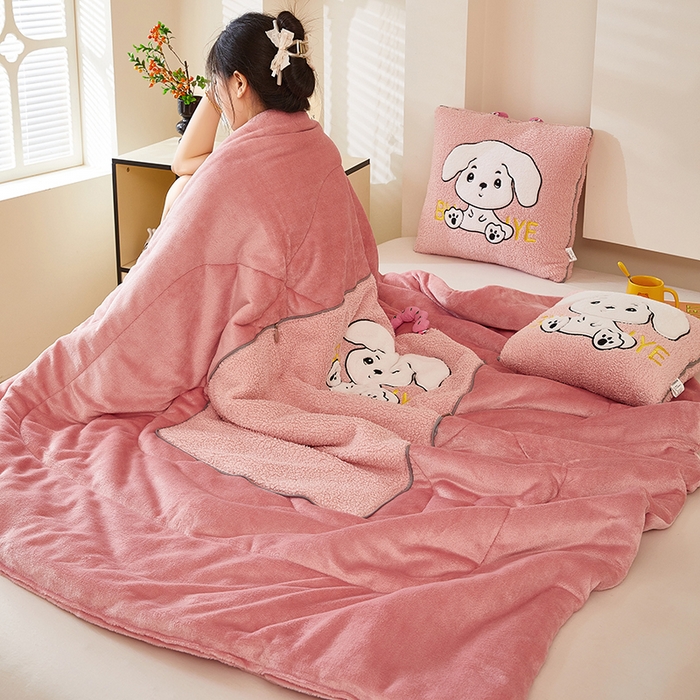 91家纺网 家纺一手货源 找家纺 伊可爱 2025新款秋冬泰迪绒卡通贴布绣提手抱枕被-嘟嘟 嘟嘟-甜蜜粉