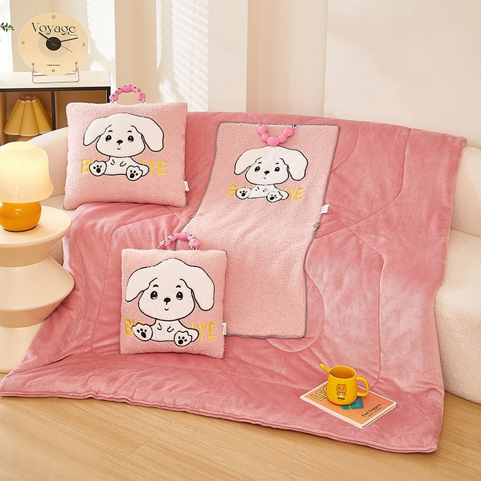 91家纺网 家纺一手货源 找家纺 伊可爱 2025新款秋冬泰迪绒卡通贴布绣提手抱枕被-嘟嘟 嘟嘟-甜蜜粉