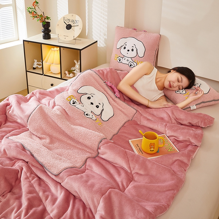 91家纺网 家纺一手货源 找家纺 伊可爱 2025新款秋冬泰迪绒卡通贴布绣提手抱枕被-嘟嘟 嘟嘟-甜蜜粉