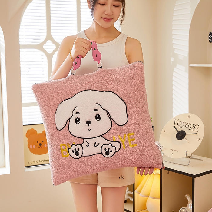 91家纺网 家纺一手货源 找家纺 伊可爱 2025新款秋冬泰迪绒卡通贴布绣提手抱枕被-嘟嘟 嘟嘟-甜蜜粉