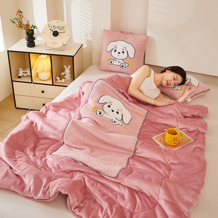 91家纺网 家纺一手货源 找家纺 伊可爱 2025新款秋冬泰迪绒卡通贴布绣提手抱枕被-嘟嘟 嘟嘟-甜蜜粉