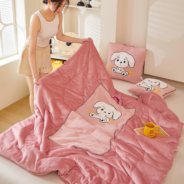 91家纺网 家纺一手货源 找家纺 伊可爱 2025新款秋冬泰迪绒卡通贴布绣提手抱枕被-嘟嘟 嘟嘟-甜蜜粉