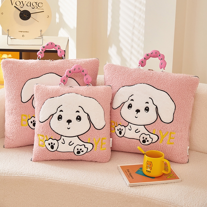 91家纺网 家纺一手货源 找家纺 伊可爱 2025新款秋冬泰迪绒卡通贴布绣提手抱枕被-嘟嘟 嘟嘟-甜蜜粉