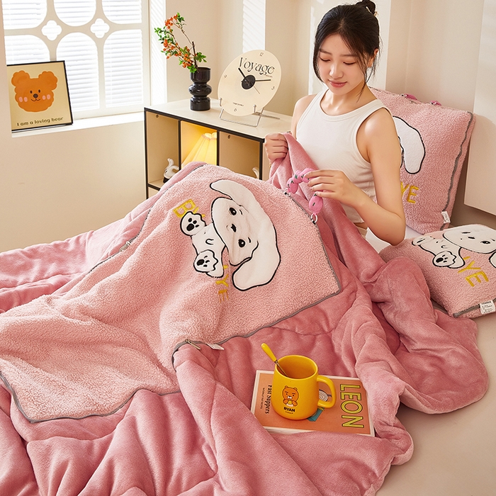 91家纺网 家纺一手货源 找家纺 伊可爱 2025新款秋冬泰迪绒卡通贴布绣提手抱枕被-嘟嘟 嘟嘟-甜蜜粉