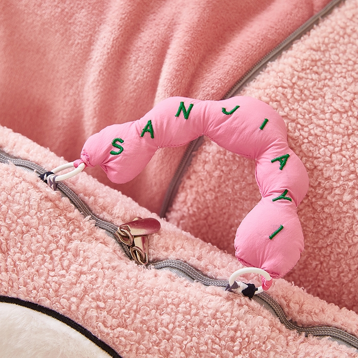 91家纺网 家纺一手货源 找家纺 伊可爱 2025新款秋冬泰迪绒卡通贴布绣提手抱枕被-嘟嘟 嘟嘟-甜蜜粉