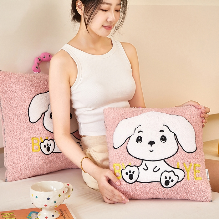 91家纺网 家纺一手货源 找家纺 伊可爱 2025新款秋冬泰迪绒卡通贴布绣提手抱枕被-嘟嘟 嘟嘟-甜蜜粉