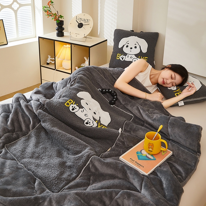 91家纺网 家纺一手货源 找家纺 伊可爱 2025新款秋冬泰迪绒卡通贴布绣提手抱枕被-嘟嘟 嘟嘟-星河灰