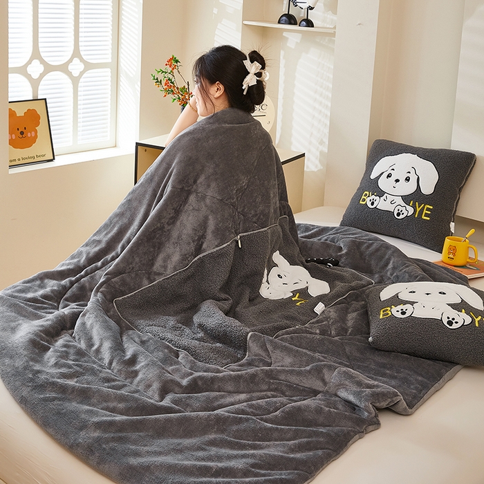 91家纺网 家纺一手货源 找家纺 伊可爱 2025新款秋冬泰迪绒卡通贴布绣提手抱枕被-嘟嘟 嘟嘟-星河灰