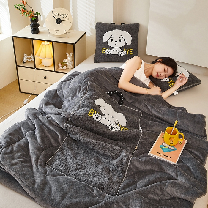 91家纺网 家纺一手货源 找家纺 伊可爱 2025新款秋冬泰迪绒卡通贴布绣提手抱枕被-嘟嘟 嘟嘟-星河灰