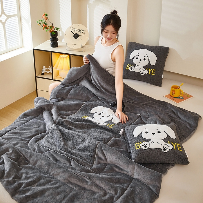 91家纺网 家纺一手货源 找家纺 伊可爱 2025新款秋冬泰迪绒卡通贴布绣提手抱枕被-嘟嘟 嘟嘟-星河灰