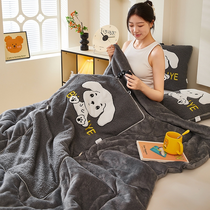 91家纺网 家纺一手货源 找家纺 伊可爱 2025新款秋冬泰迪绒卡通贴布绣提手抱枕被-嘟嘟 嘟嘟-星河灰