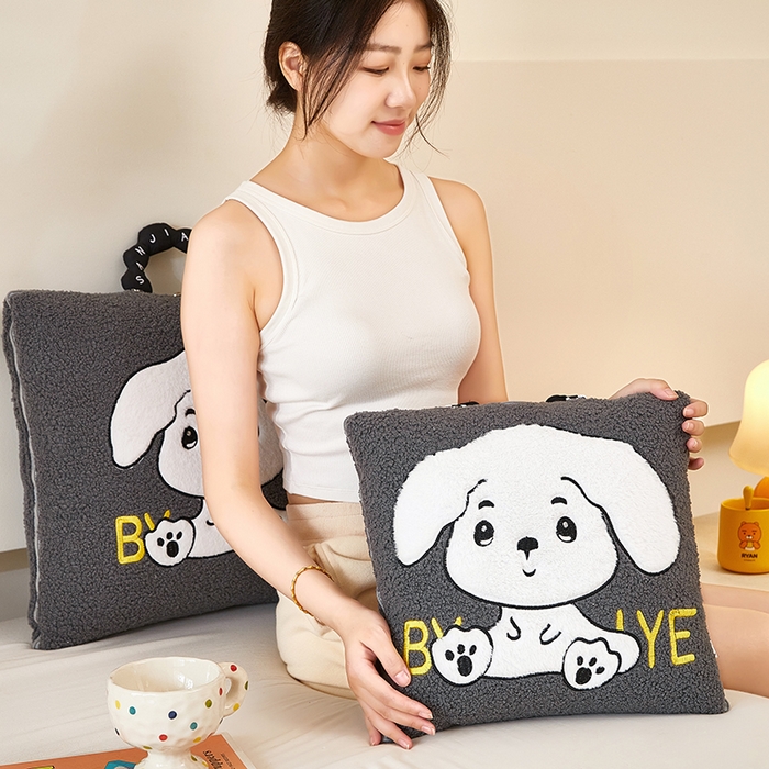 91家纺网 家纺一手货源 找家纺 伊可爱 2025新款秋冬泰迪绒卡通贴布绣提手抱枕被-嘟嘟 嘟嘟-星河灰