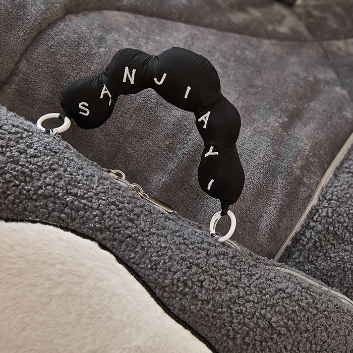 91家纺网 家纺一手货源 找家纺 伊可爱 2025新款秋冬泰迪绒卡通贴布绣提手抱枕被-嘟嘟 嘟嘟-星河灰