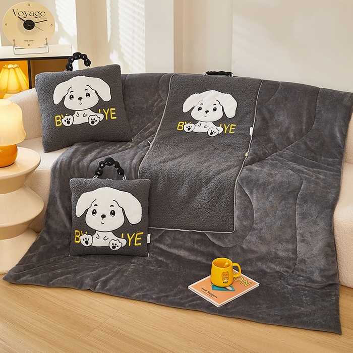 91家纺网 家纺一手货源 找家纺 伊可爱 2025新款秋冬泰迪绒卡通贴布绣提手抱枕被-嘟嘟 嘟嘟-星河灰