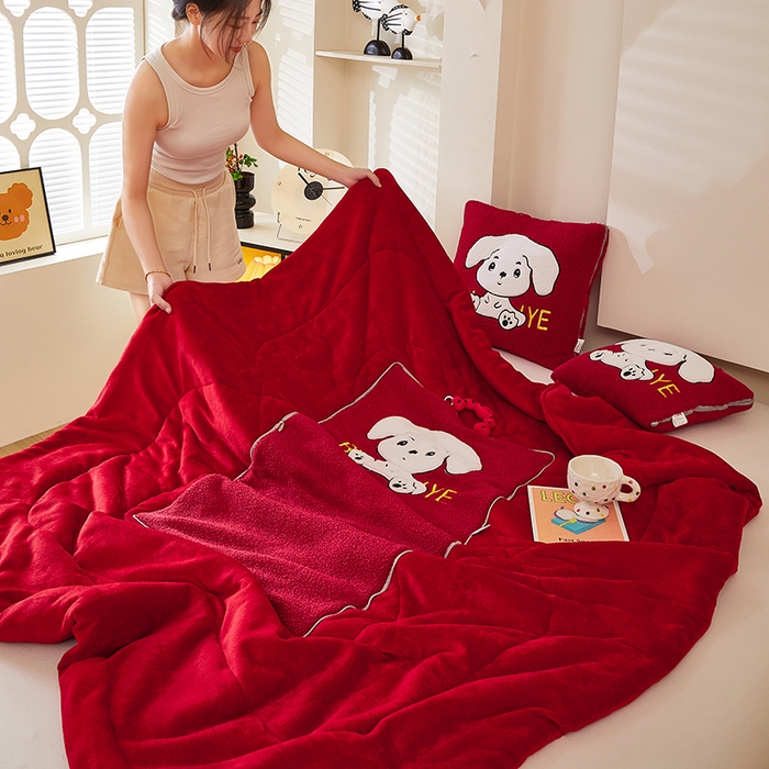 91家纺网 家纺一手货源 找家纺 伊可爱 2025新款秋冬泰迪绒卡通贴布绣提手抱枕被-嘟嘟 嘟嘟-中国红