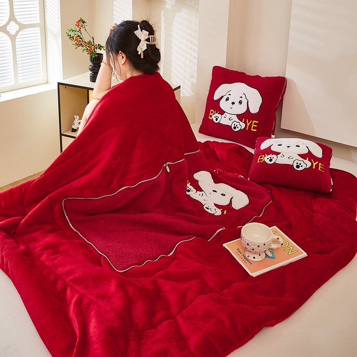 91家纺网 家纺一手货源 找家纺 伊可爱 2025新款秋冬泰迪绒卡通贴布绣提手抱枕被-嘟嘟 嘟嘟-中国红