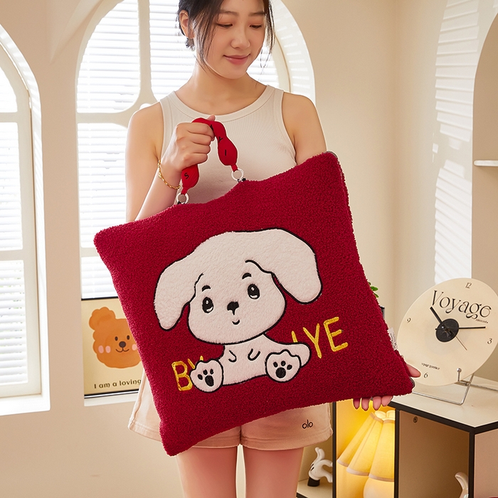 91家纺网 家纺一手货源 找家纺 伊可爱 2025新款秋冬泰迪绒卡通贴布绣提手抱枕被-嘟嘟 嘟嘟-中国红