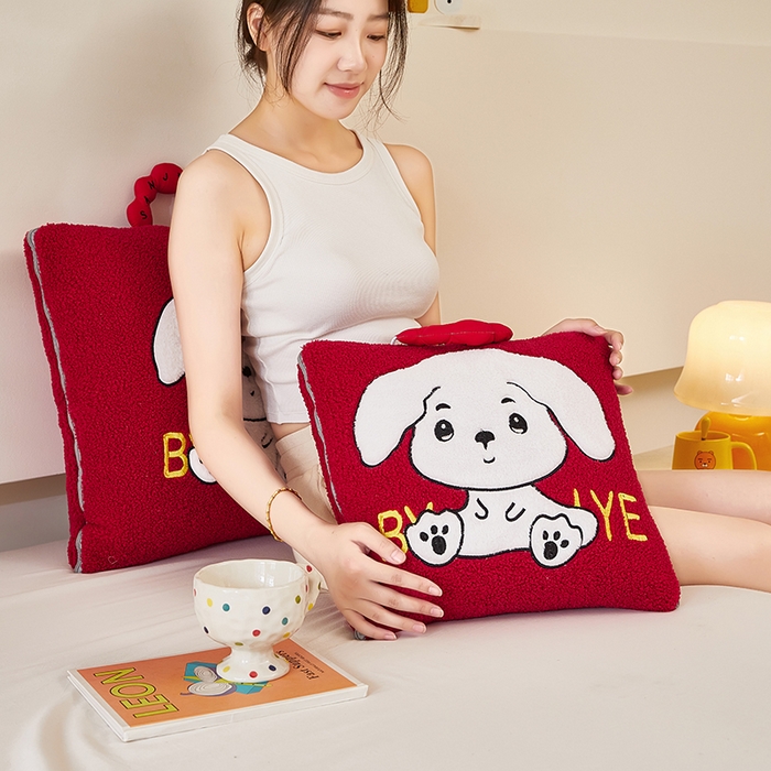 91家纺网 家纺一手货源 找家纺 伊可爱 2025新款秋冬泰迪绒卡通贴布绣提手抱枕被-嘟嘟 嘟嘟-中国红