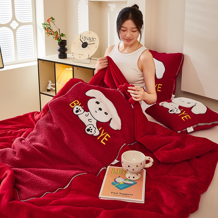 91家纺网 家纺一手货源 找家纺 伊可爱 2025新款秋冬泰迪绒卡通贴布绣提手抱枕被-嘟嘟 嘟嘟-中国红