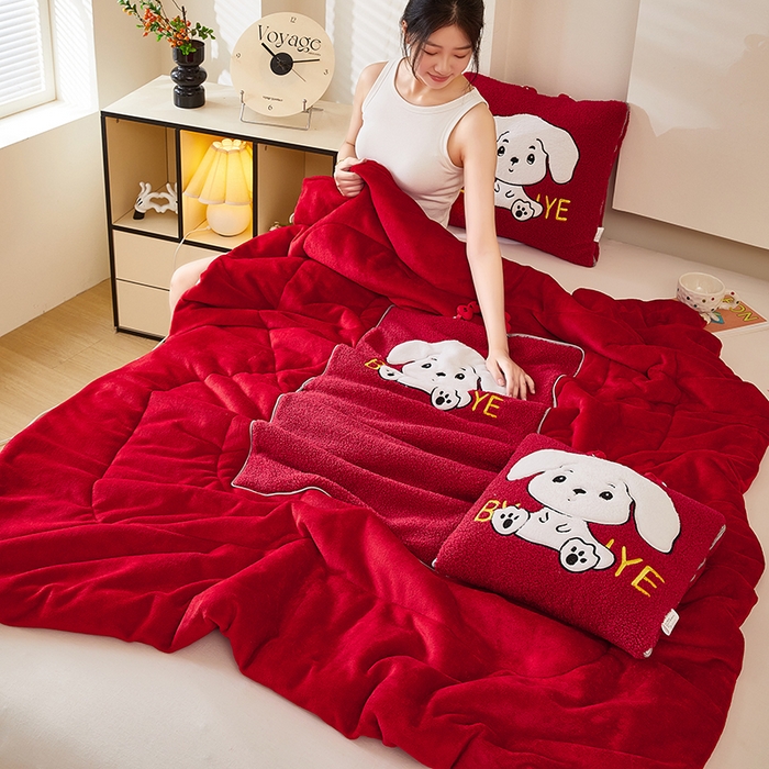 91家纺网 家纺一手货源 找家纺 伊可爱 2025新款秋冬泰迪绒卡通贴布绣提手抱枕被-嘟嘟 嘟嘟-中国红