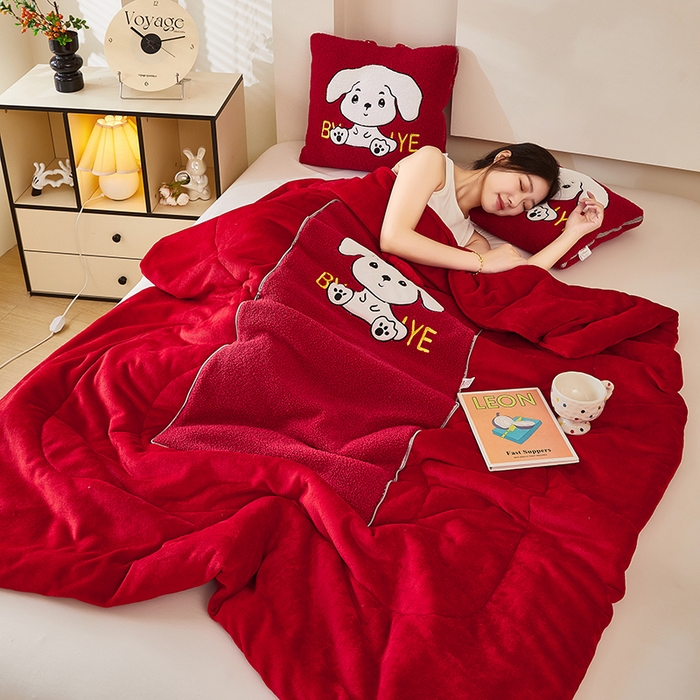 91家纺网 家纺一手货源 找家纺 伊可爱 2025新款秋冬泰迪绒卡通贴布绣提手抱枕被-嘟嘟 嘟嘟-中国红