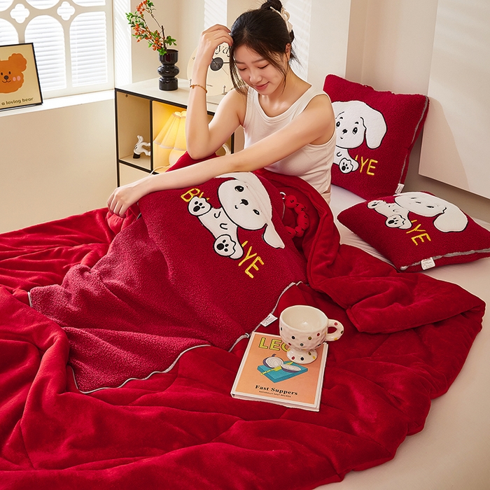 91家纺网 家纺一手货源 找家纺 伊可爱 2025新款秋冬泰迪绒卡通贴布绣提手抱枕被-嘟嘟 嘟嘟-中国红