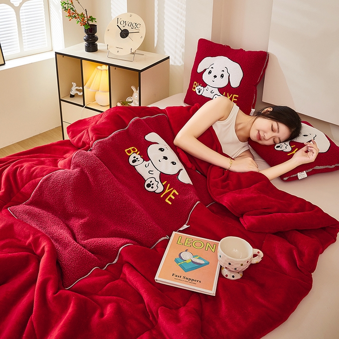 91家纺网 家纺一手货源 找家纺 伊可爱 2025新款秋冬泰迪绒卡通贴布绣提手抱枕被-嘟嘟 嘟嘟-中国红