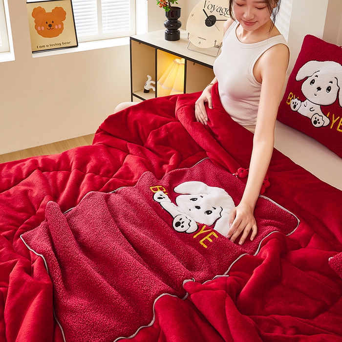 91家纺网 家纺一手货源 找家纺 伊可爱 2025新款秋冬泰迪绒卡通贴布绣提手抱枕被-嘟嘟 嘟嘟-中国红