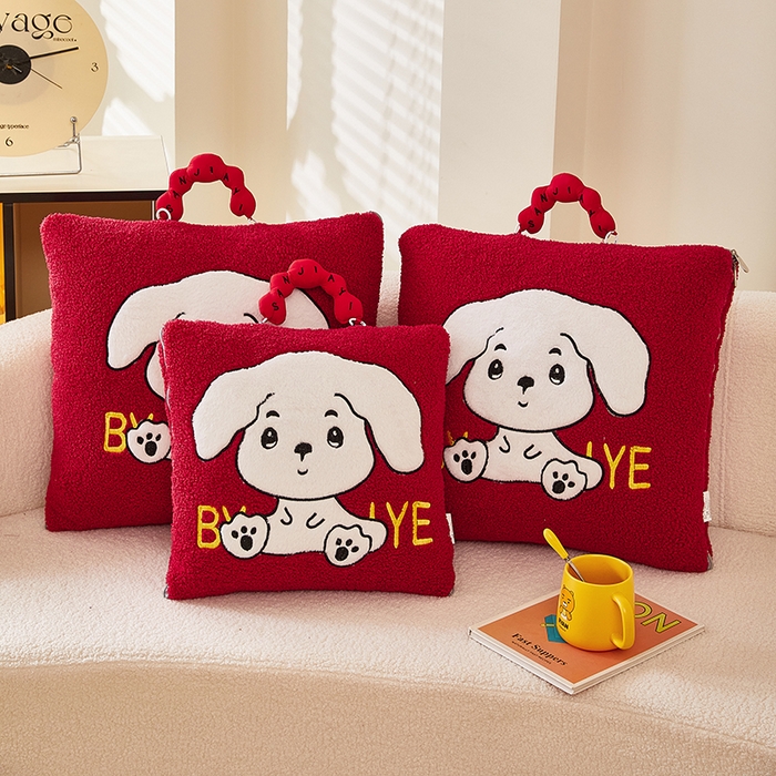91家纺网 家纺一手货源 找家纺 伊可爱 2025新款秋冬泰迪绒卡通贴布绣提手抱枕被-嘟嘟 嘟嘟-中国红