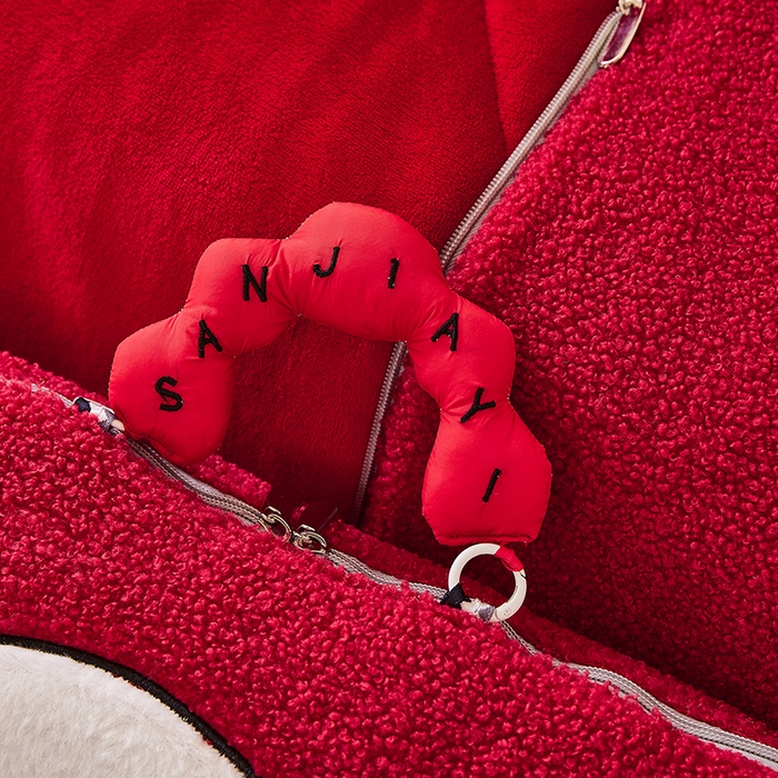 91家纺网 家纺一手货源 找家纺 伊可爱 2025新款秋冬泰迪绒卡通贴布绣提手抱枕被-嘟嘟 嘟嘟-中国红