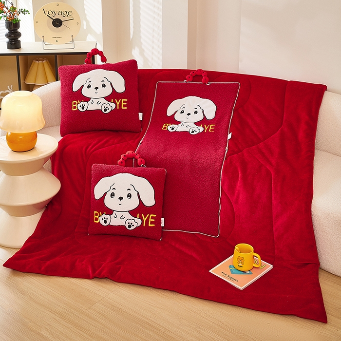 91家纺网 家纺一手货源 找家纺 伊可爱 2025新款秋冬泰迪绒卡通贴布绣提手抱枕被-嘟嘟 嘟嘟-中国红