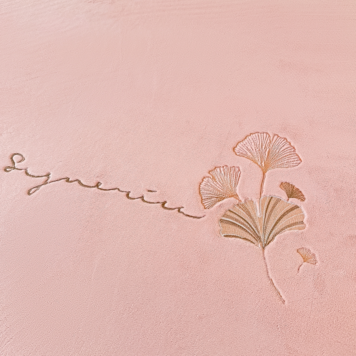 91家纺网 家纺一手货源 找家纺 芙绣家纺 2025新款牛奶绒刺绣床单 薄荷粉