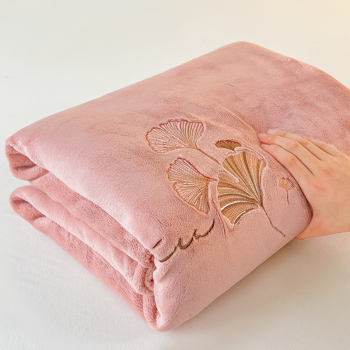 91家纺网 家纺一手货源 找家纺 芙绣家纺 2025新款牛奶绒刺绣床单 薄荷粉