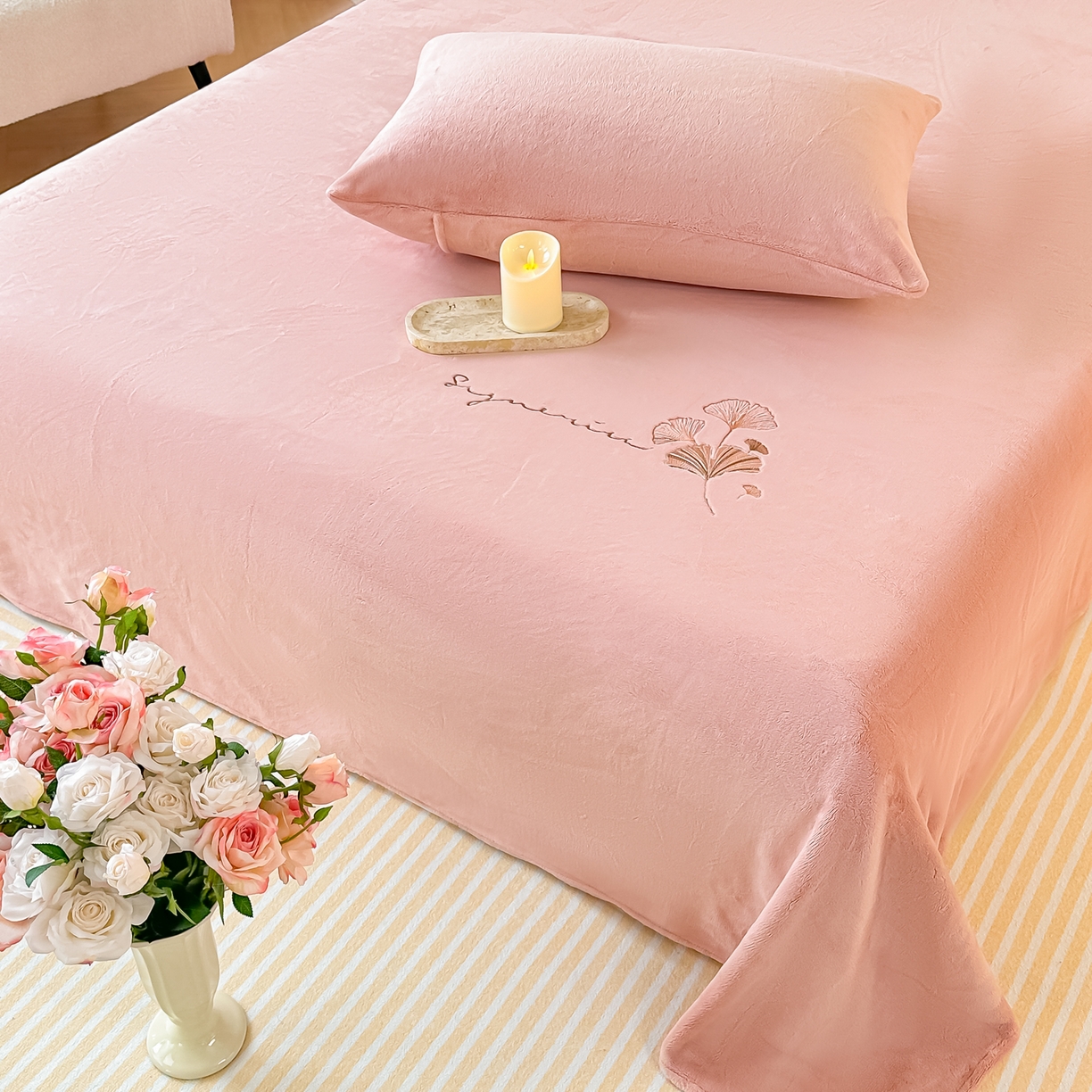 91家纺网 家纺一手货源 找家纺 芙绣家纺 2025新款牛奶绒刺绣床单 薄荷粉