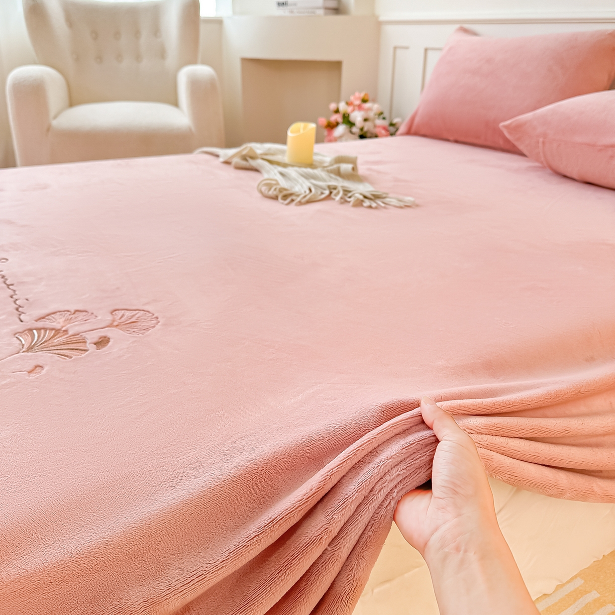 91家纺网 家纺一手货源 找家纺 芙绣家纺 2025新款牛奶绒刺绣床单 薄荷粉