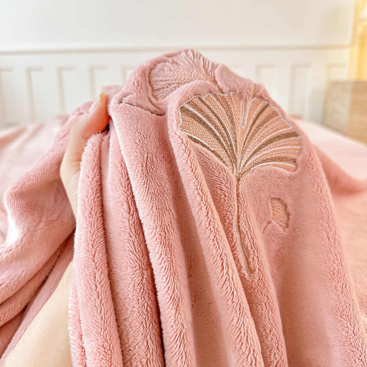 91家纺网 家纺一手货源 找家纺 芙绣家纺 2025新款牛奶绒刺绣床单 薄荷粉