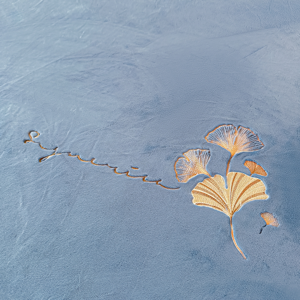 91家纺网 家纺一手货源 找家纺 芙绣家纺 2025新款牛奶绒刺绣床单 宾利蓝