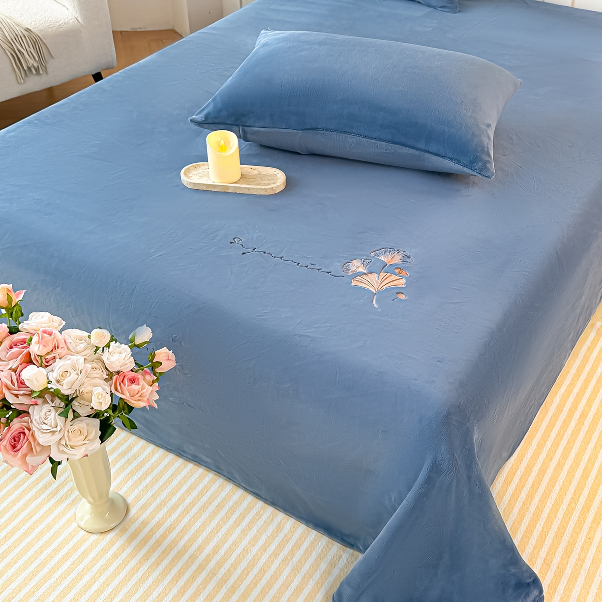 91家纺网 家纺一手货源 找家纺 芙绣家纺 2025新款牛奶绒刺绣床单 宾利蓝