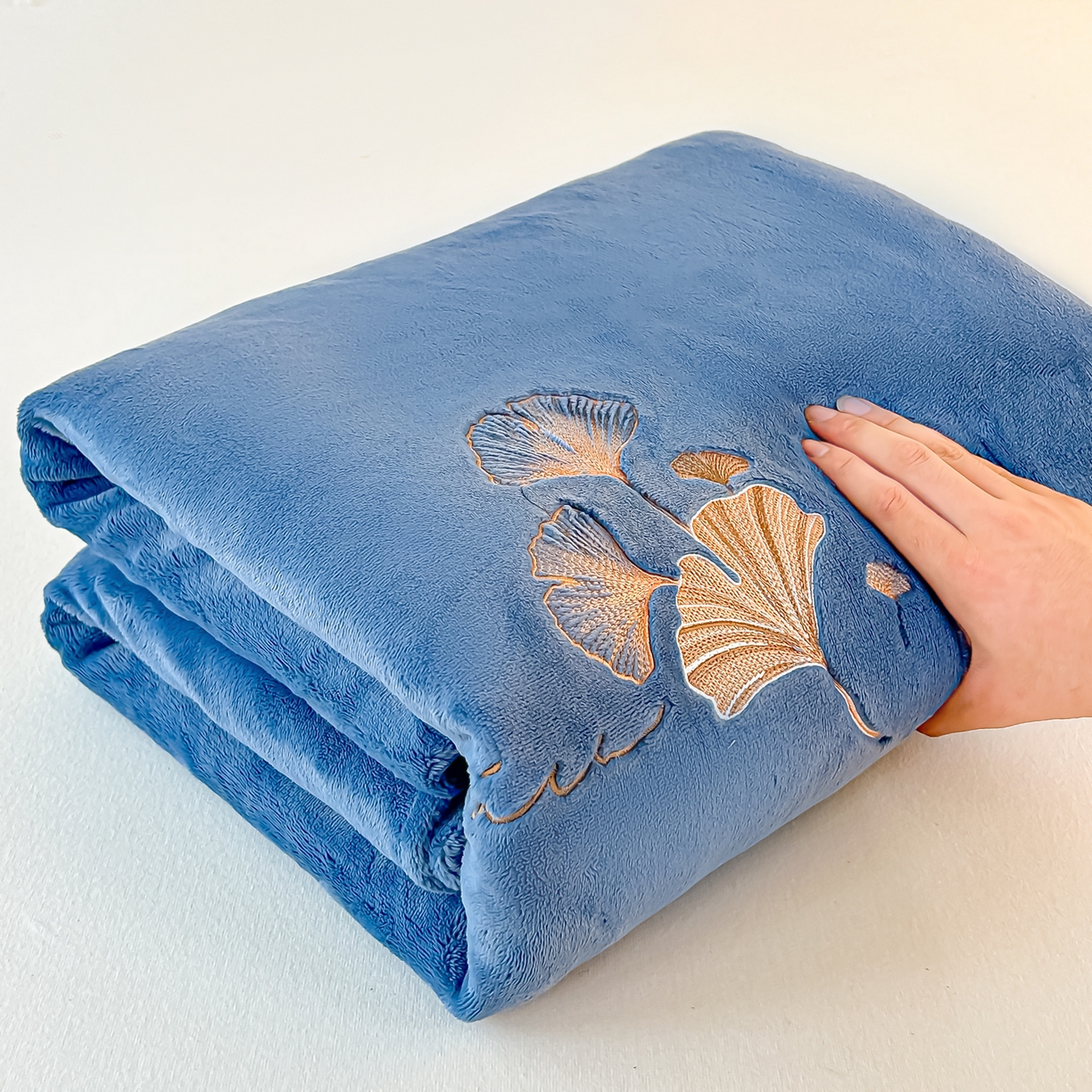 91家纺网 家纺一手货源 找家纺 芙绣家纺 2025新款牛奶绒刺绣床单 宾利蓝