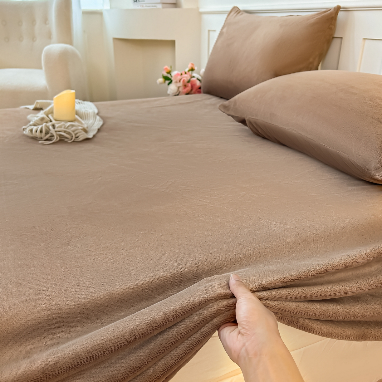 91家纺网 家纺一手货源 找家纺 芙绣家纺 2025新款牛奶绒刺绣床单 摩卡棕