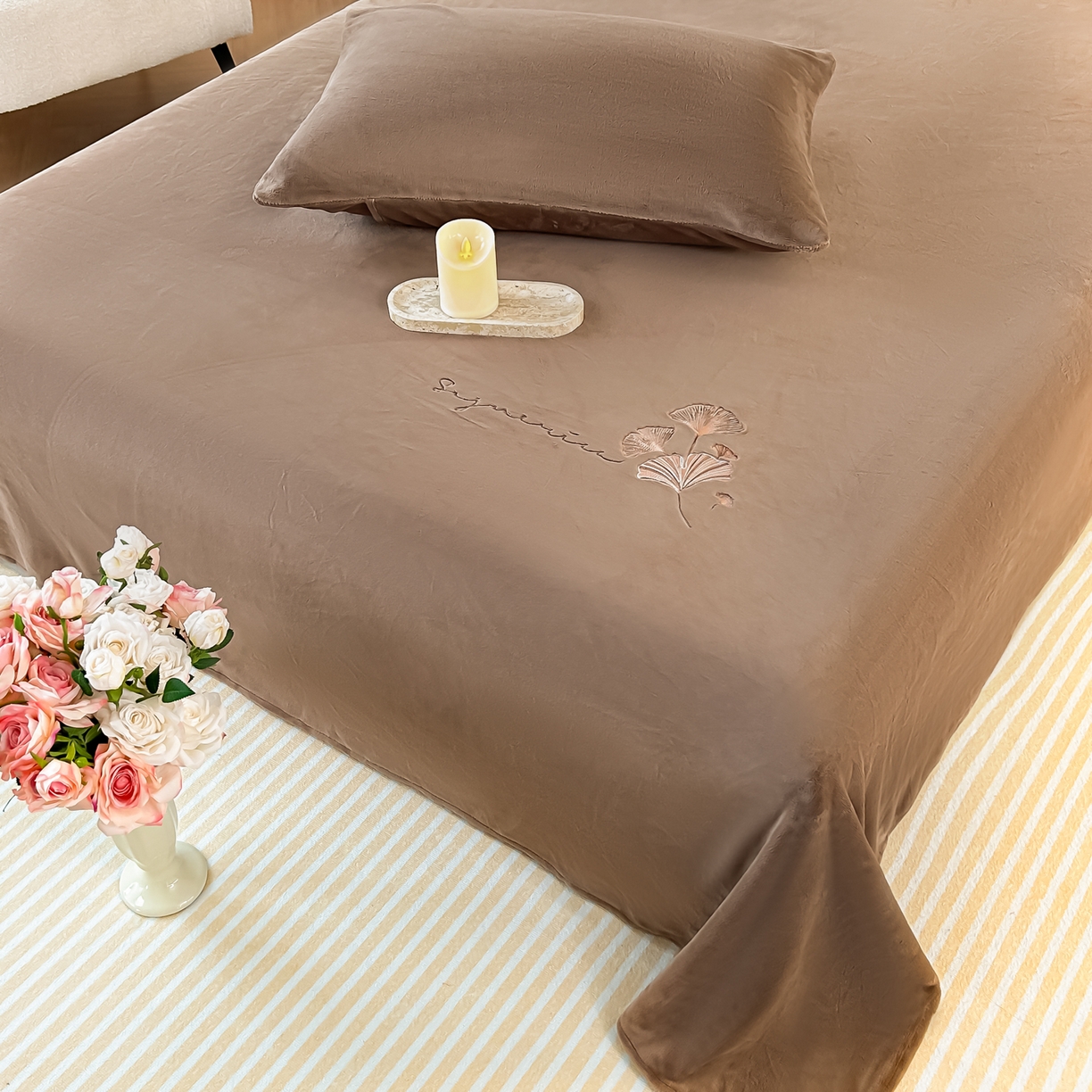 91家纺网 家纺一手货源 找家纺 芙绣家纺 2025新款牛奶绒刺绣床单 摩卡棕