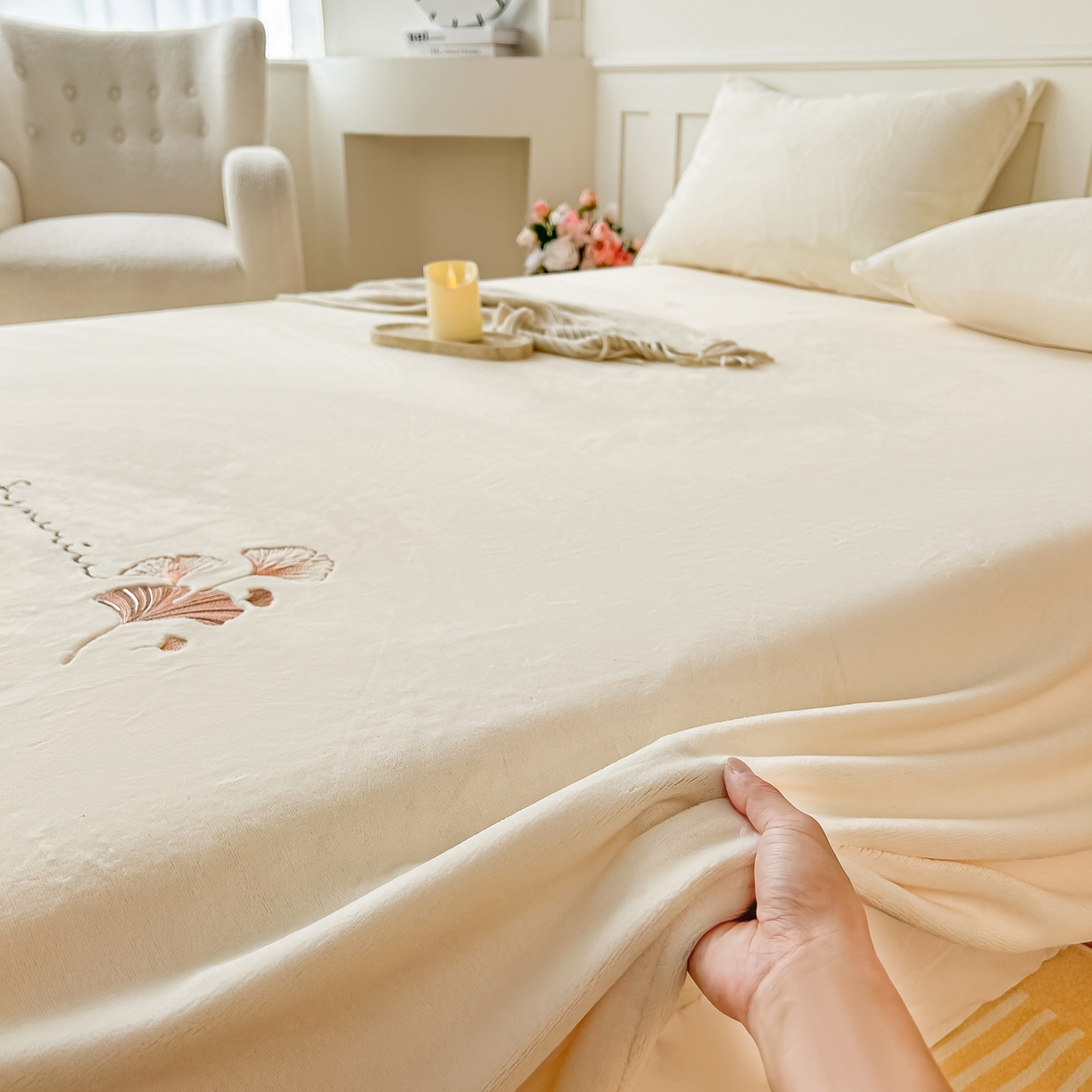 91家纺网 家纺一手货源 找家纺 芙绣家纺 2025新款牛奶绒刺绣床单 奶白