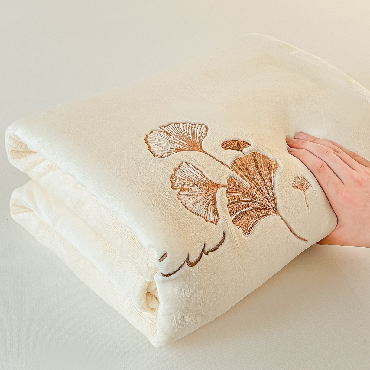 91家纺网 家纺一手货源 找家纺 芙绣家纺 2025新款牛奶绒刺绣床单 奶白