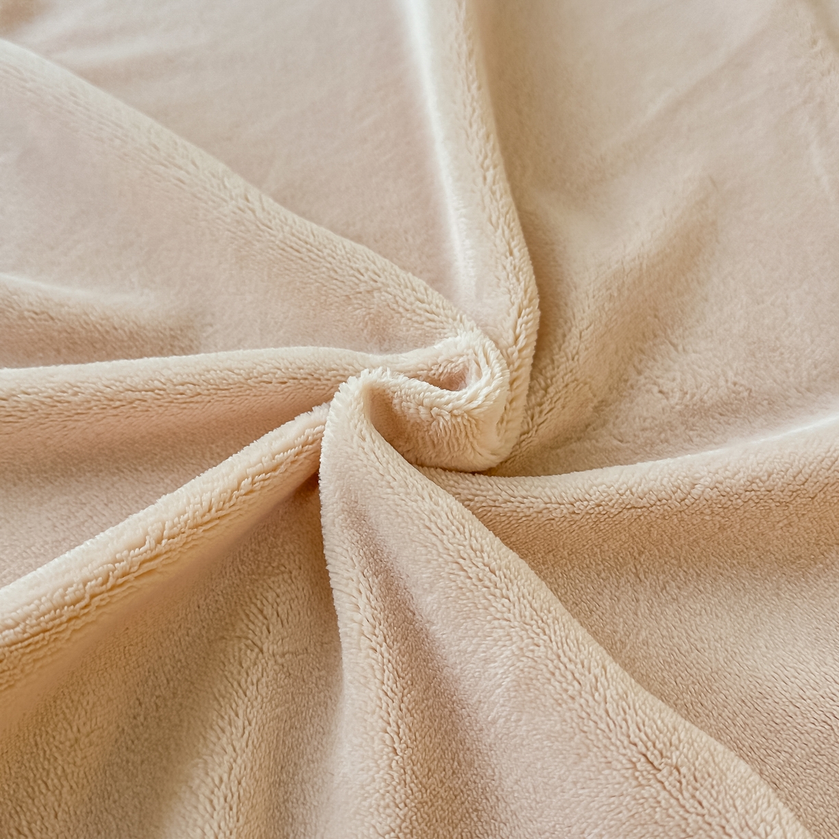 91家纺网 家纺一手货源 找家纺 芙绣家纺 2025新款牛奶绒刺绣床单 香槟